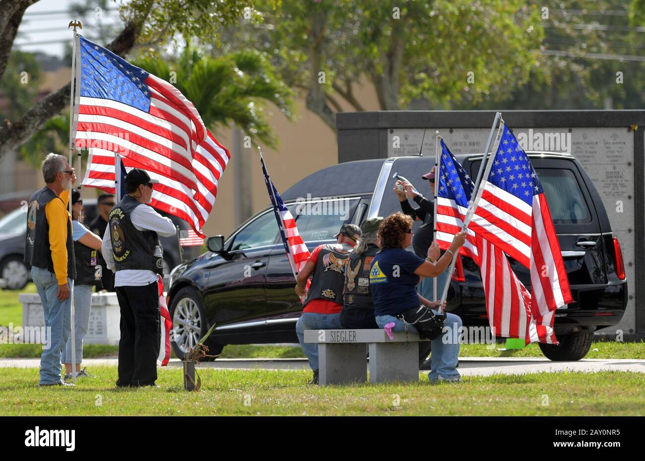 FORT LAUDERDALE, FL - 20 febbraio: Pietro Wang, 15, che è stata fra le 17 persone uccise da un bandito a Marjory Stoneman Douglas High School nel Parco Florida è stato ammesso alla classe del 2025 presso il suo sogno scuola, West Point Academy. Vi è stato un memoriale di servizio per lui al funerale Kraeer Home e Centro di cremazione e che egli fu messo a riposo a Bailey Memorial Gardens a febbraio 20, 2018 persone: Pietro Wang Foto Stock