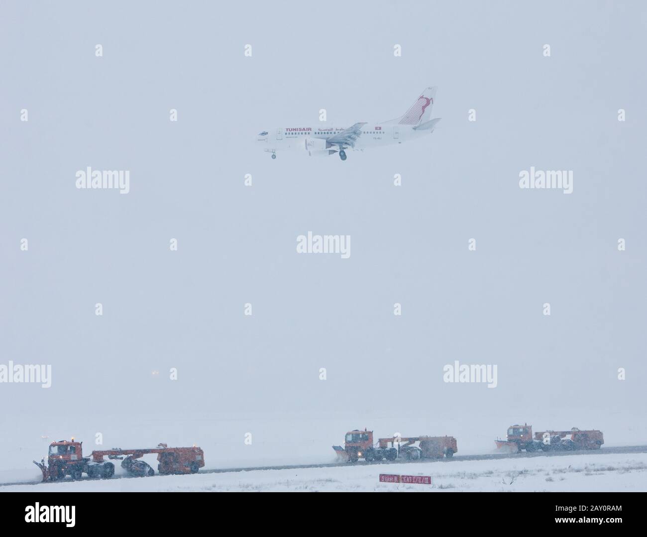 Un aereo Tunisair atterra all'aeroporto di Francoforte sulla neve Foto Stock