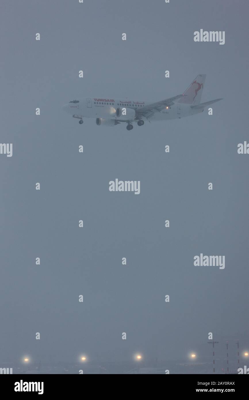 Un aereo Tunisair atterra all'aeroporto di Francoforte sulla neve Foto Stock