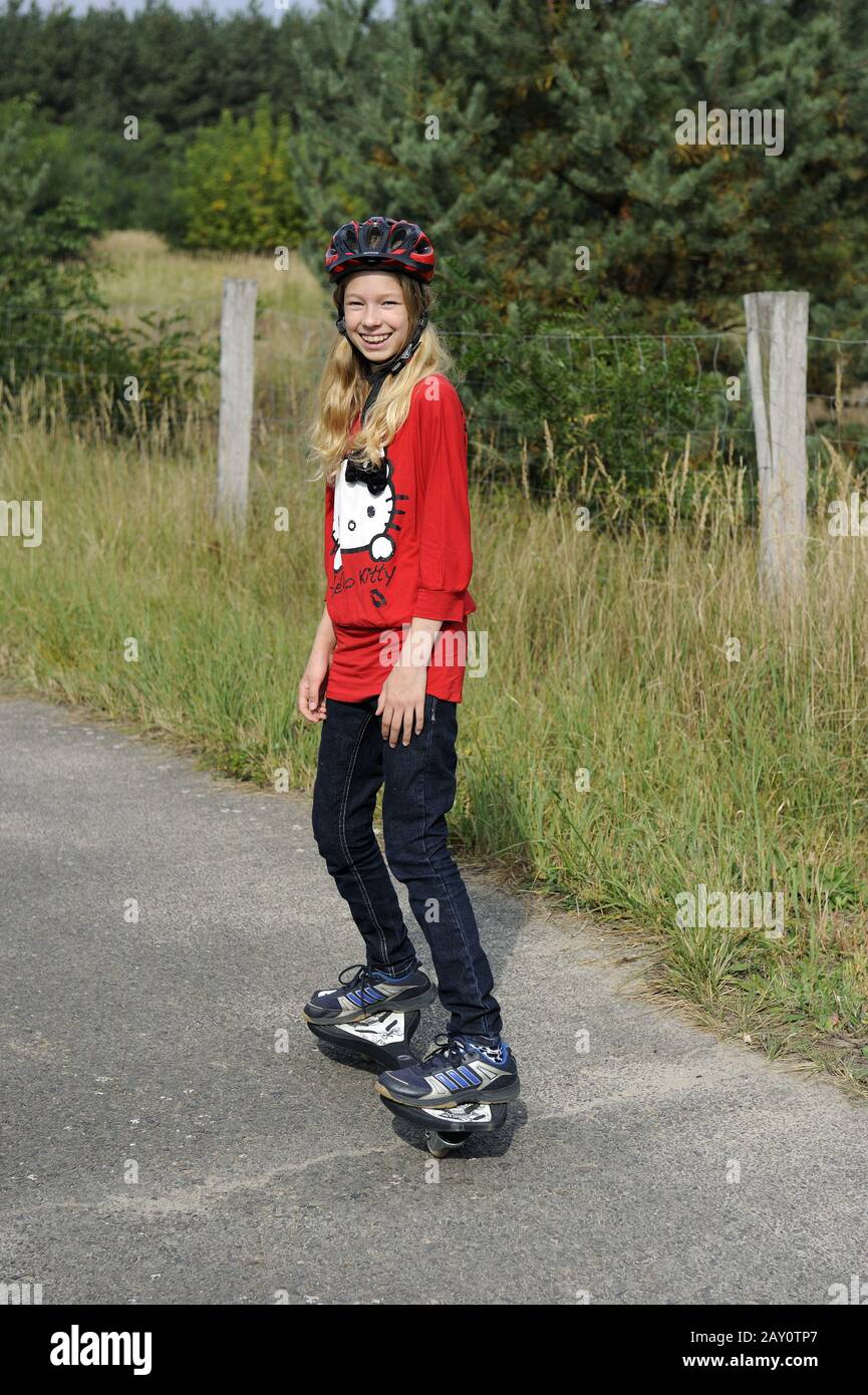 la ragazza di 11 anni guida la sua tavola delle onde Foto Stock