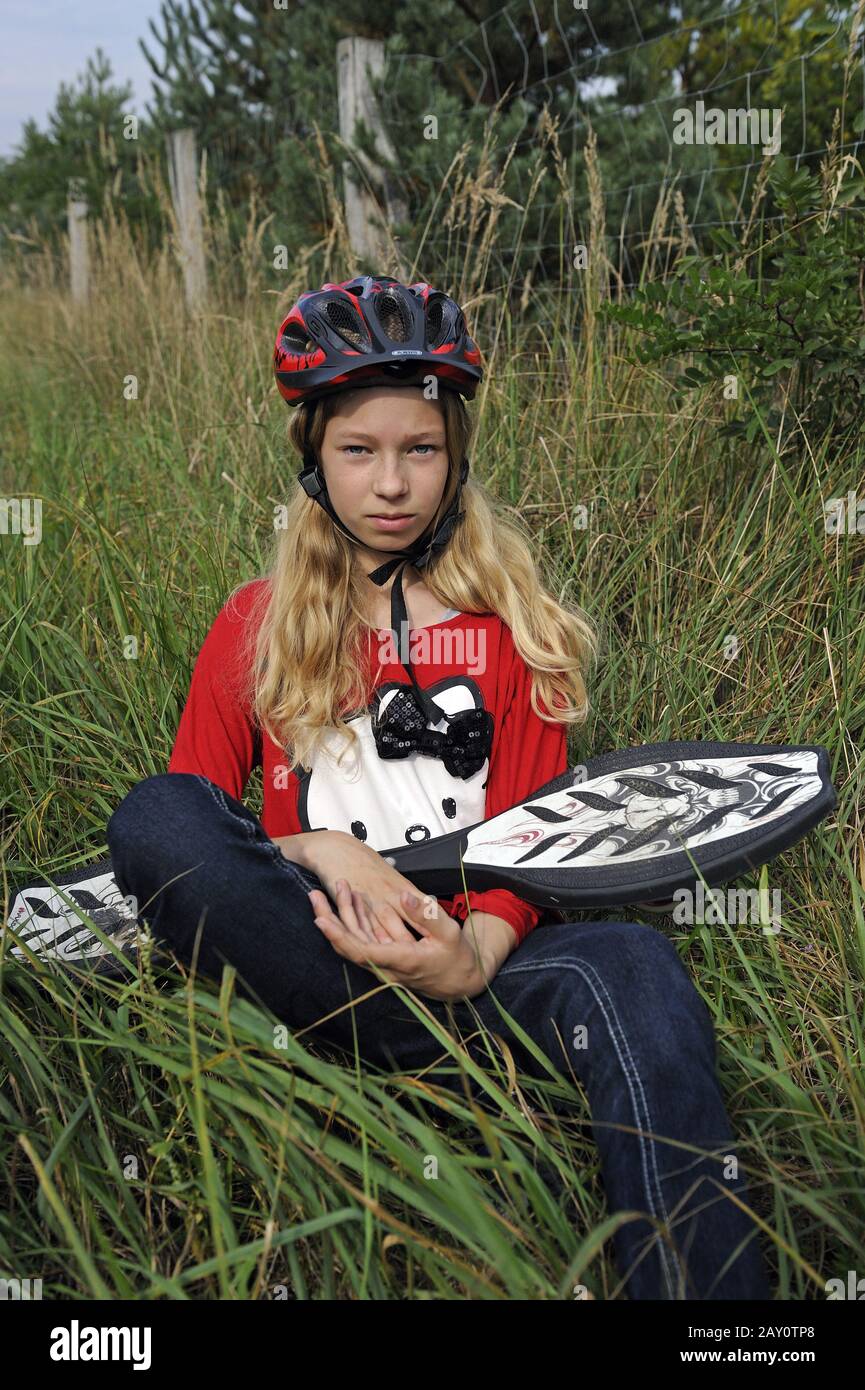 ragazza di 11 anni con il suo asse ondulato Foto Stock