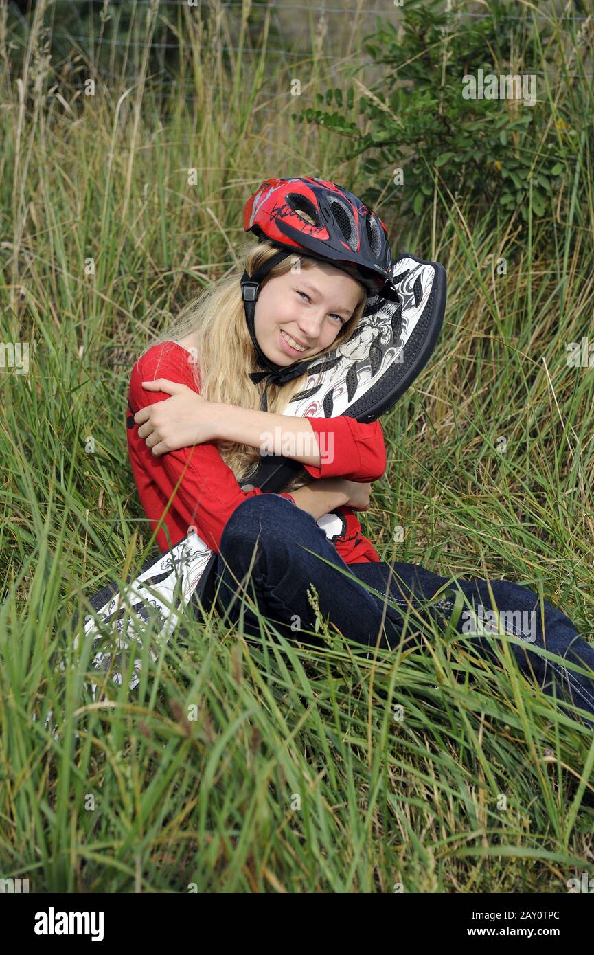 ragazza di 11 anni con il suo asse ondulato Foto Stock