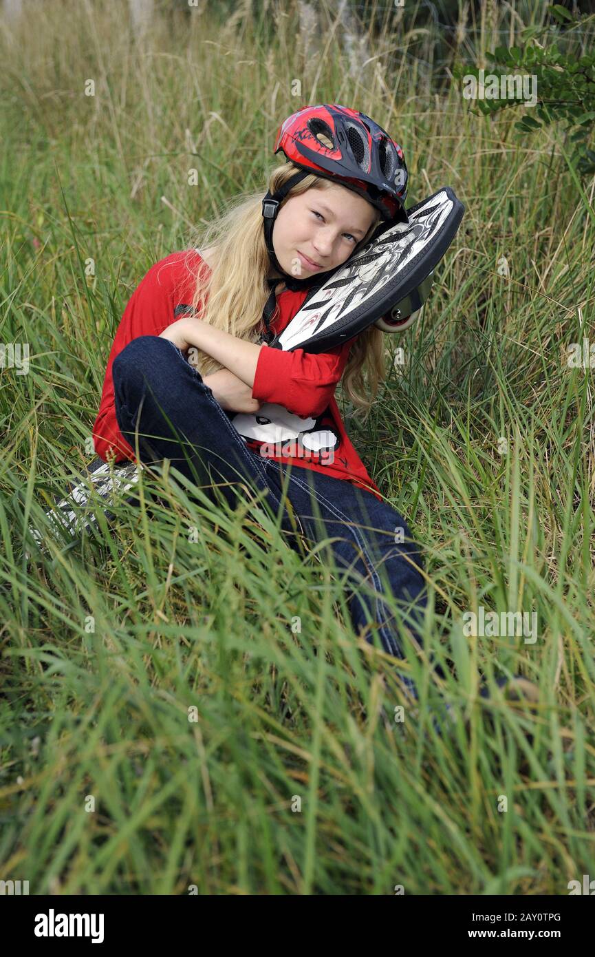 ragazza di 11 anni con il suo asse ondulato Foto Stock