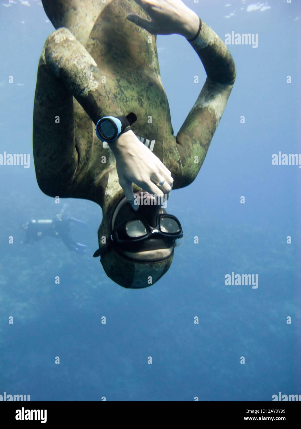 Pressione di equalizzazione del tuffatore libera durante il movimento verso il basso Foto Stock