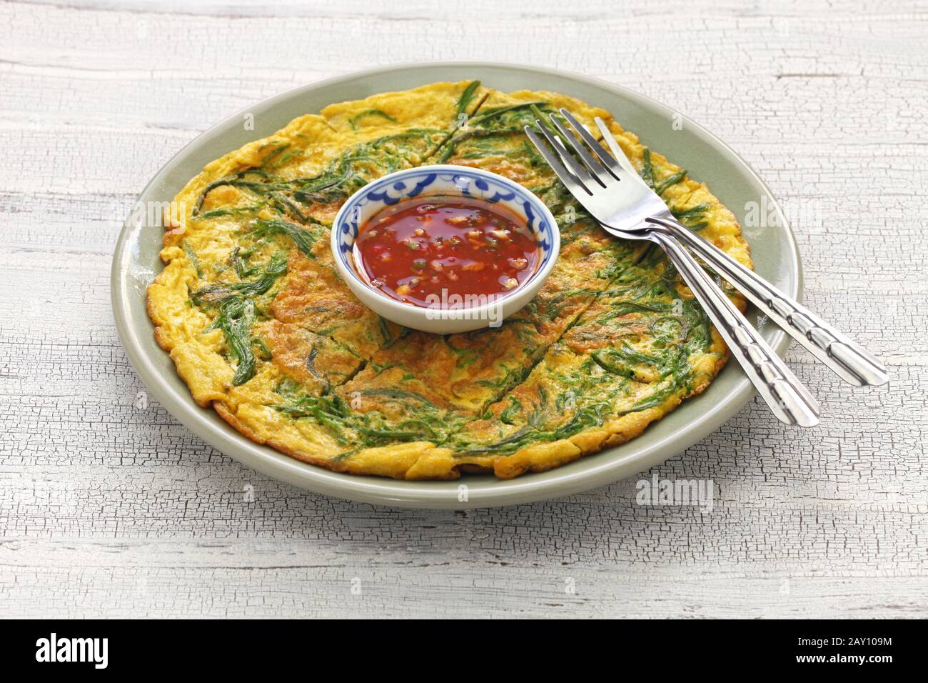 Cha om kai, omelette tailandese con foglie di acacia Foto Stock