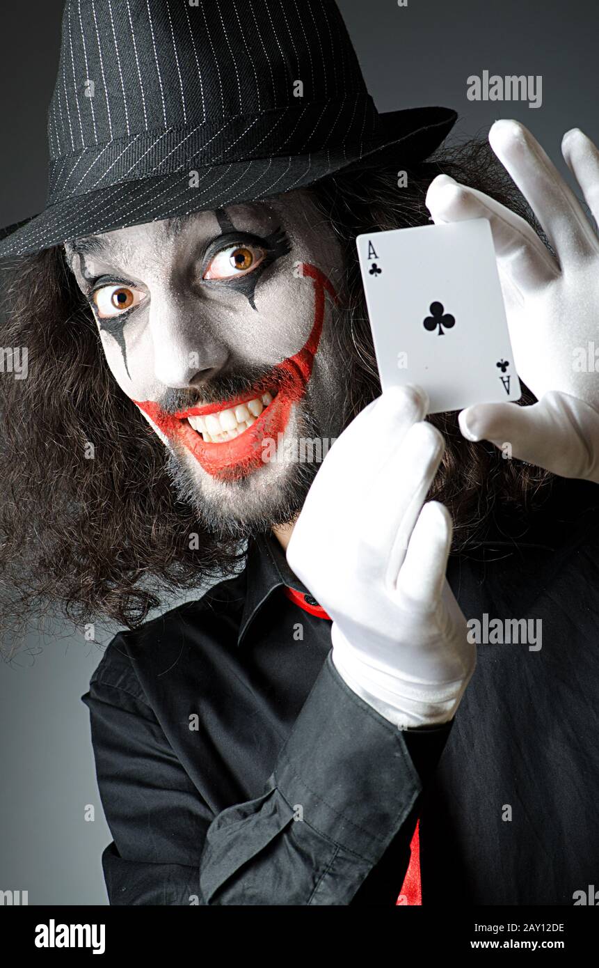 Joker con carte in studio shoot Foto Stock