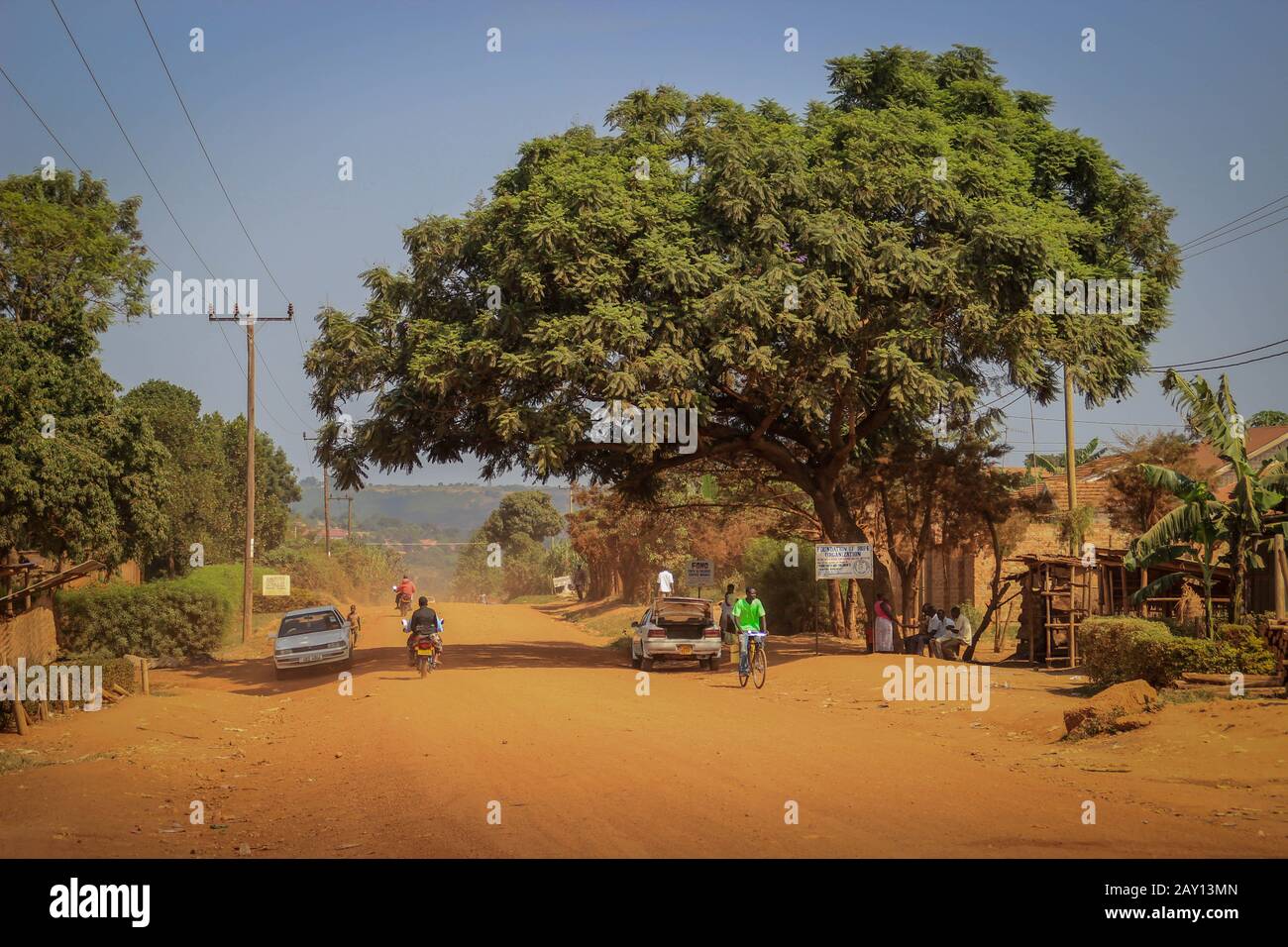 Mbale, Uganda - 2 febbraio 2016: La vita quotidiana sulla strada della città di confine ugandese di Mbale vicino al confine con il Kenya. Vita africana. Foto Stock