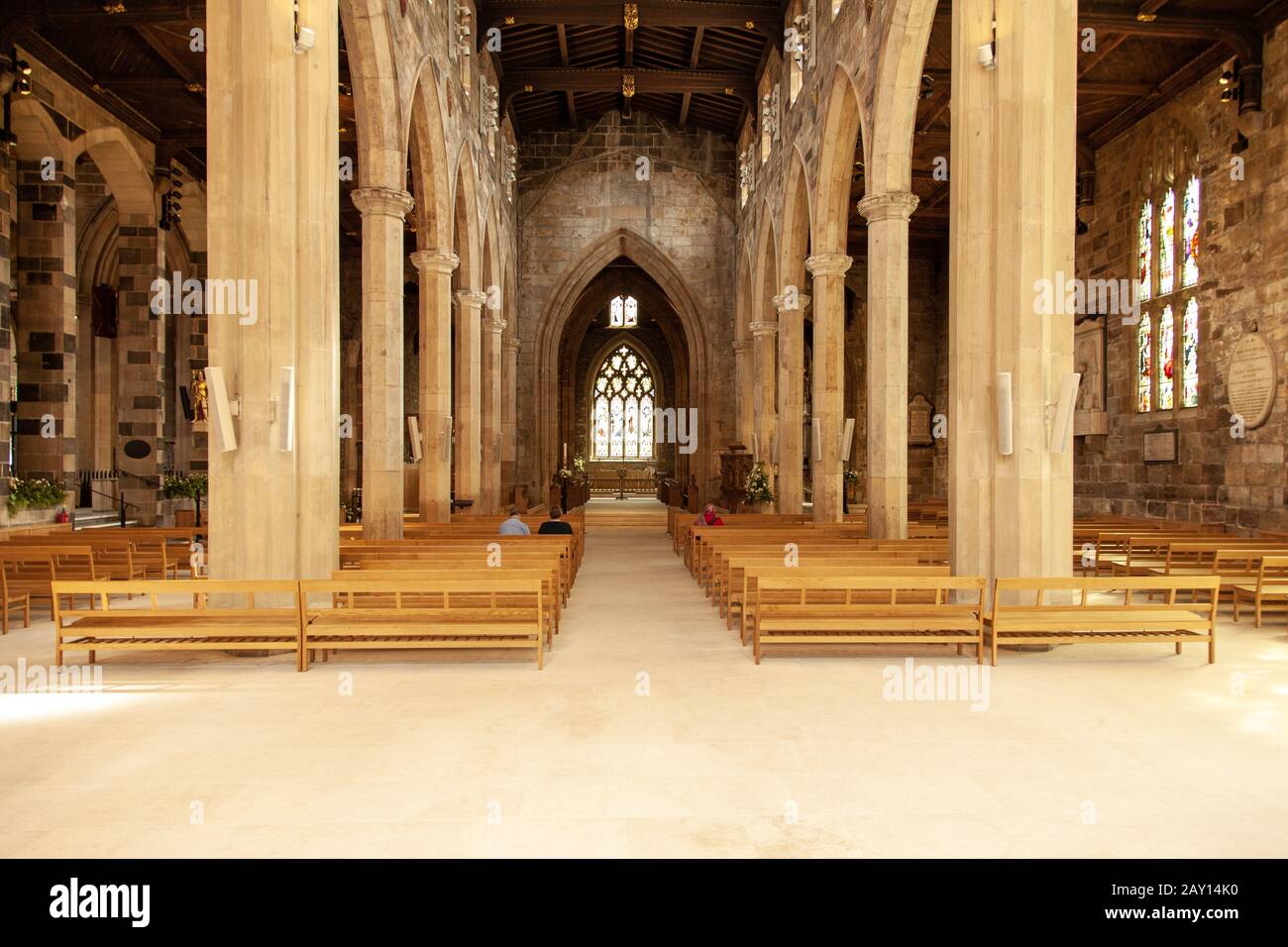 Sheffield, REGNO UNITO - 24 aprile 2014: Una foto della cattedrale di Sheffield che guarda lungo la corsia Foto Stock