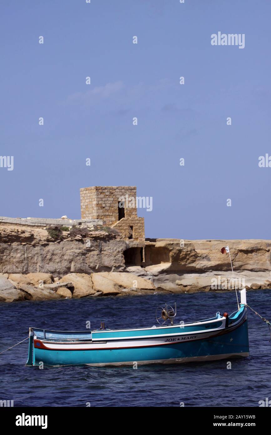 Barca da pesca e fortificazioni Foto Stock