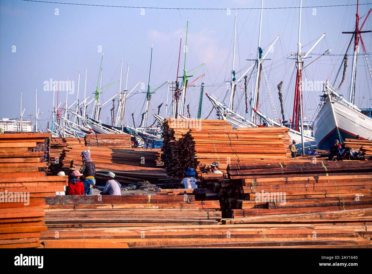 Cantiere di legno e cinisi schooners a Sunda Kelapa, Jakarta, Indonesia, giugno 1995 Foto Stock
