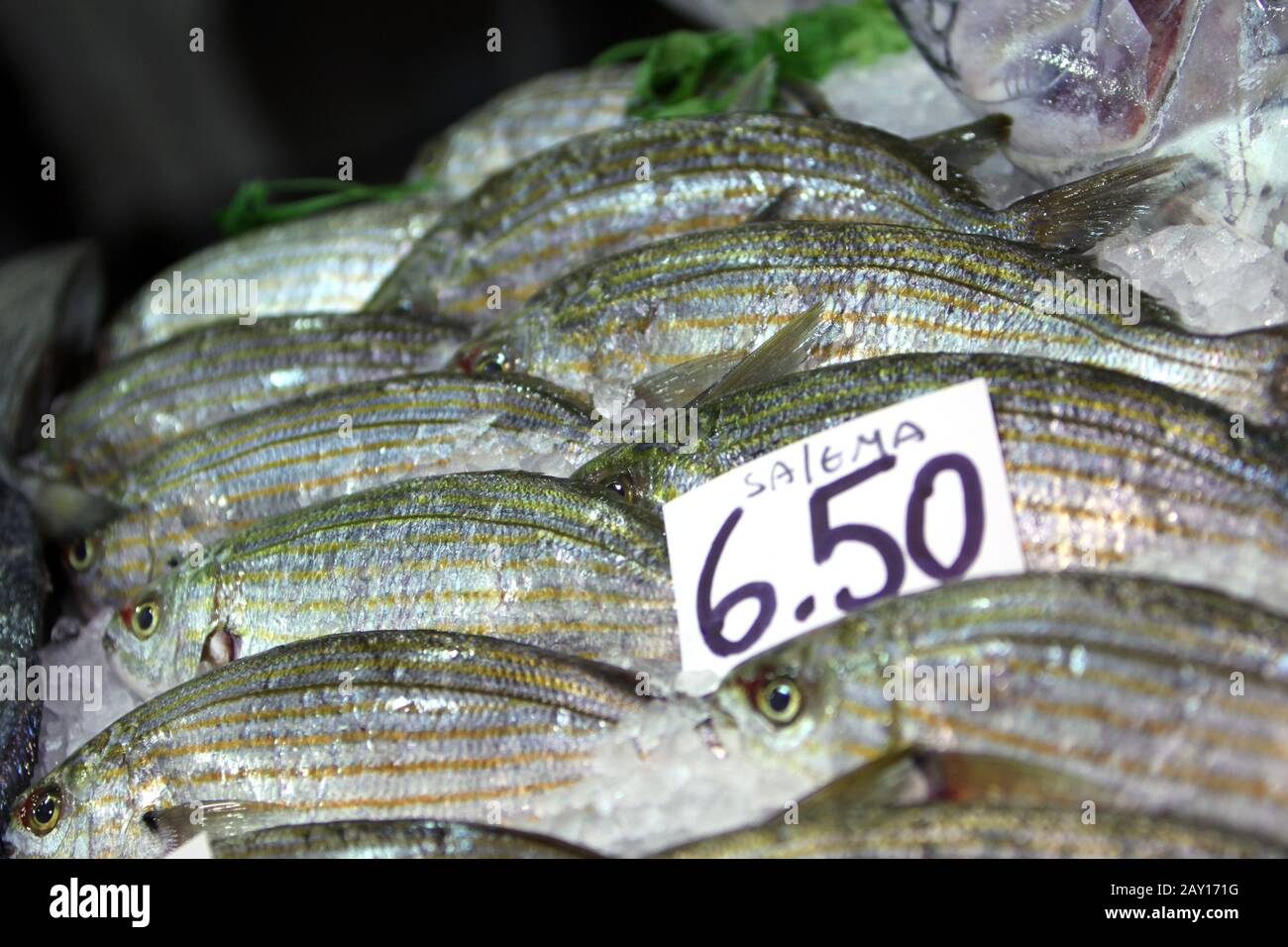 Gambi d'oro al mercato del pesce Foto Stock