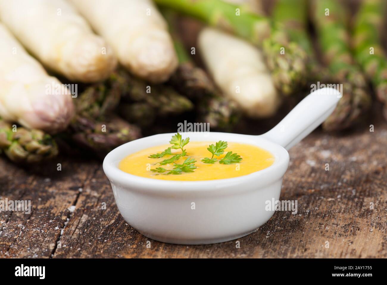 Asparagi crudi e salsa di Hollandaise Foto Stock