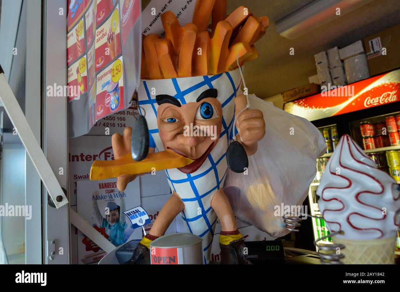 Oosterscheldekering, Paesi Bassi, Agosto 2019. In un chiosco di cibo di strada, un burattinaio rappresenta la portata principale: Patatine fritte. Foto Stock