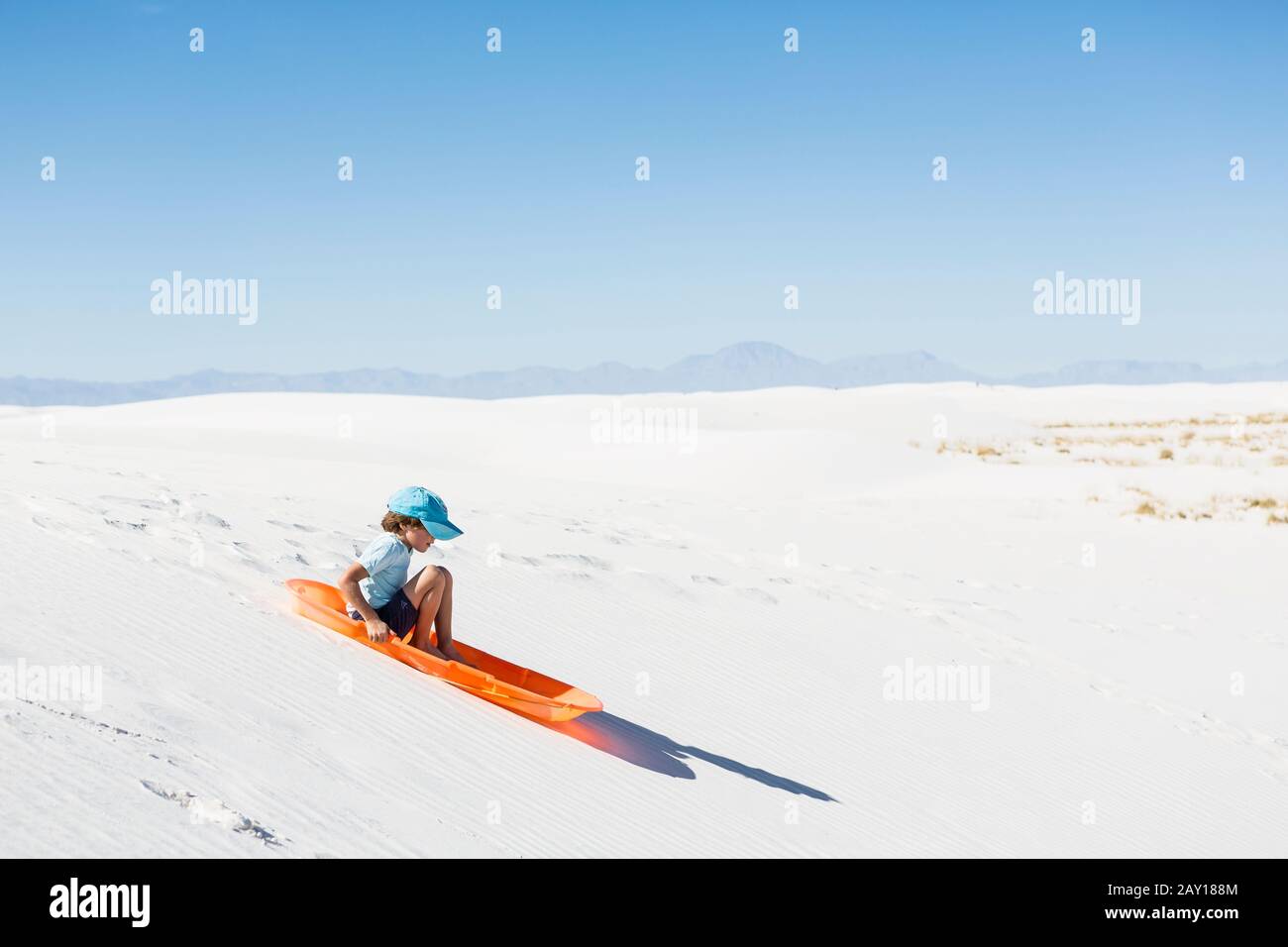 6 anni slitta su dune di sabbia Foto Stock