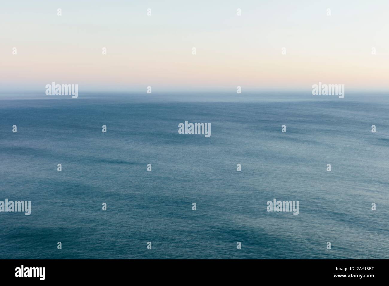 Vista sull'oceano sulla superficie dell'acqua. Foto Stock