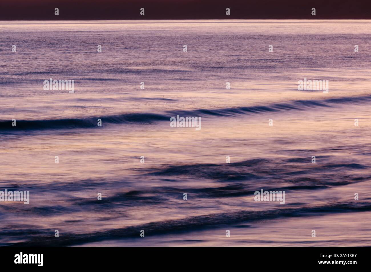 Infrangere le onde sulla riva del mare Foto Stock