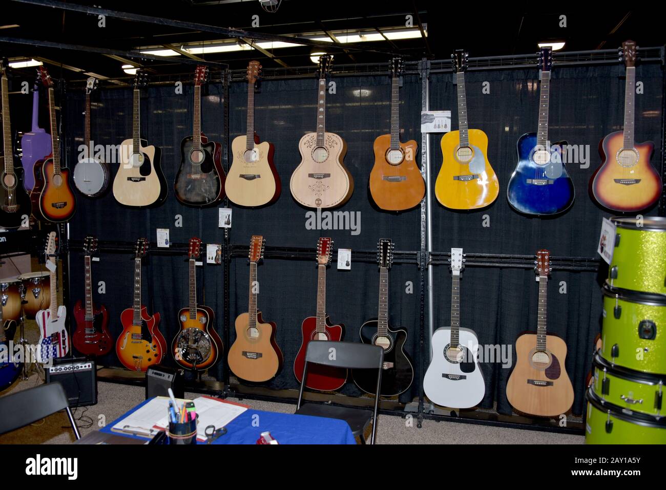 Anaheim, CA - 17 GENNAIO: Chitarre acustiche al 'NAMM Show' il 17 gennaio ad Anaheim California. (Foto di Glenn Francis /PacificProDigital.com) Foto Stock