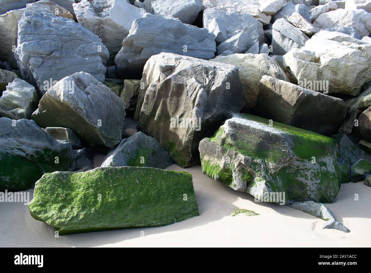 Sea Breaker realizzato con rocce naturali e alghe in una bella giornata di sole Foto Stock