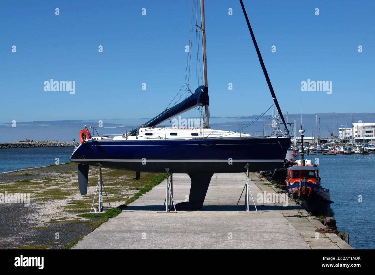 Yacht che è stato asciutto ancorato un pronto per essere pulito Foto Stock