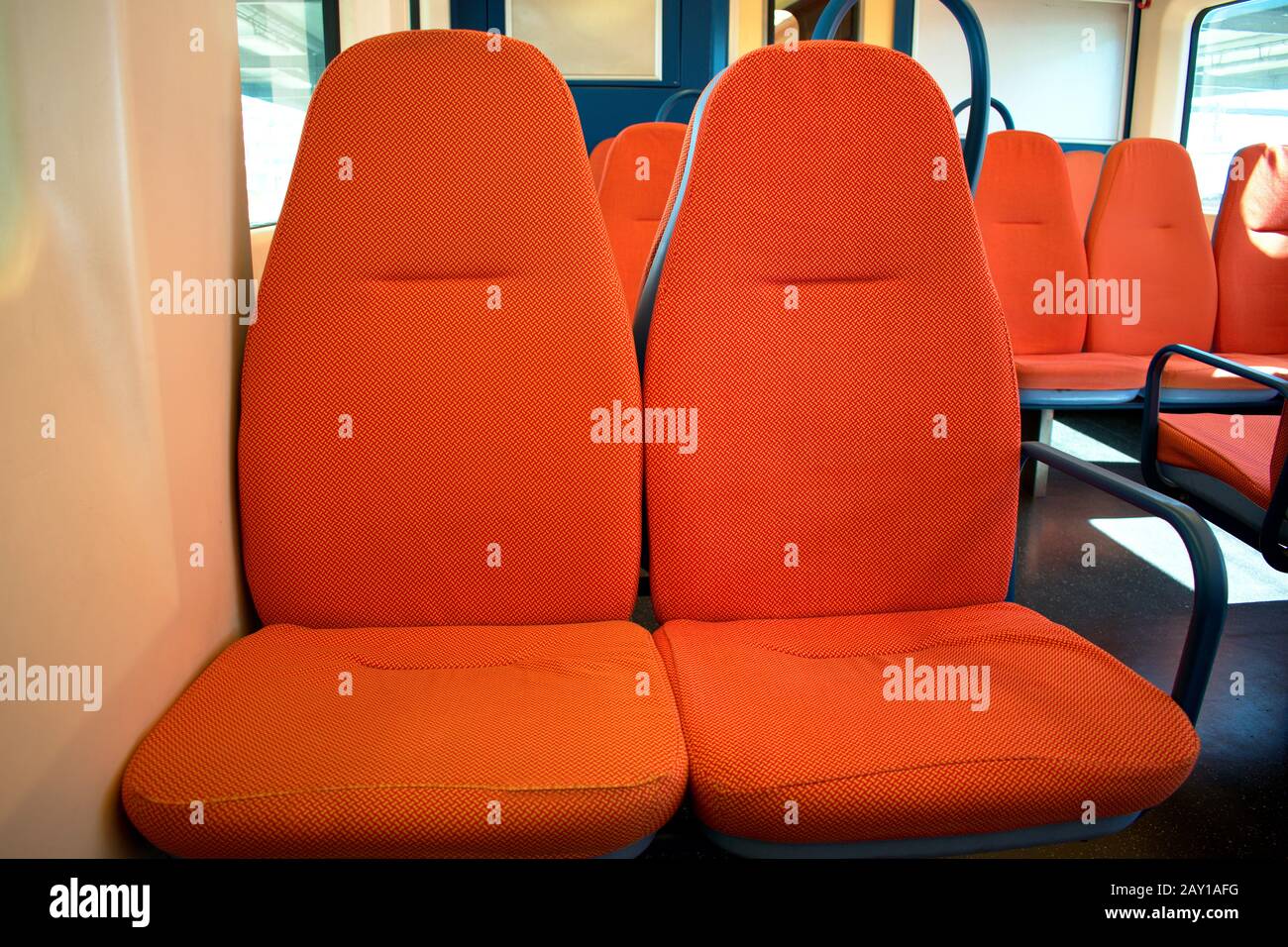 Cabina treno arancione con sedili arancioni Foto Stock
