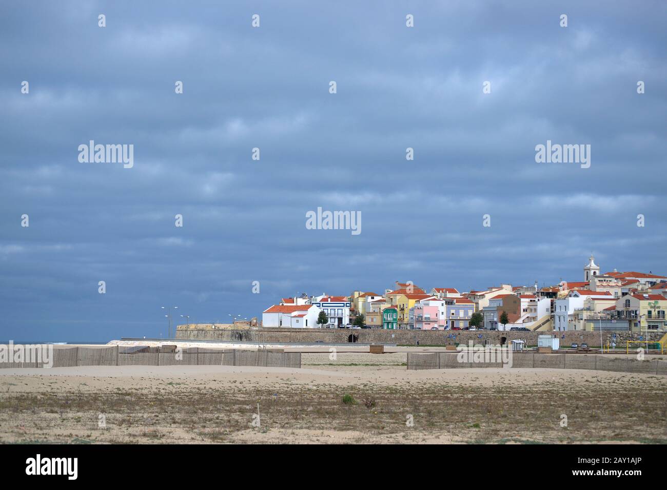 Villaggio lato mare su un ancora, ma molto sopra cast mattina Foto Stock
