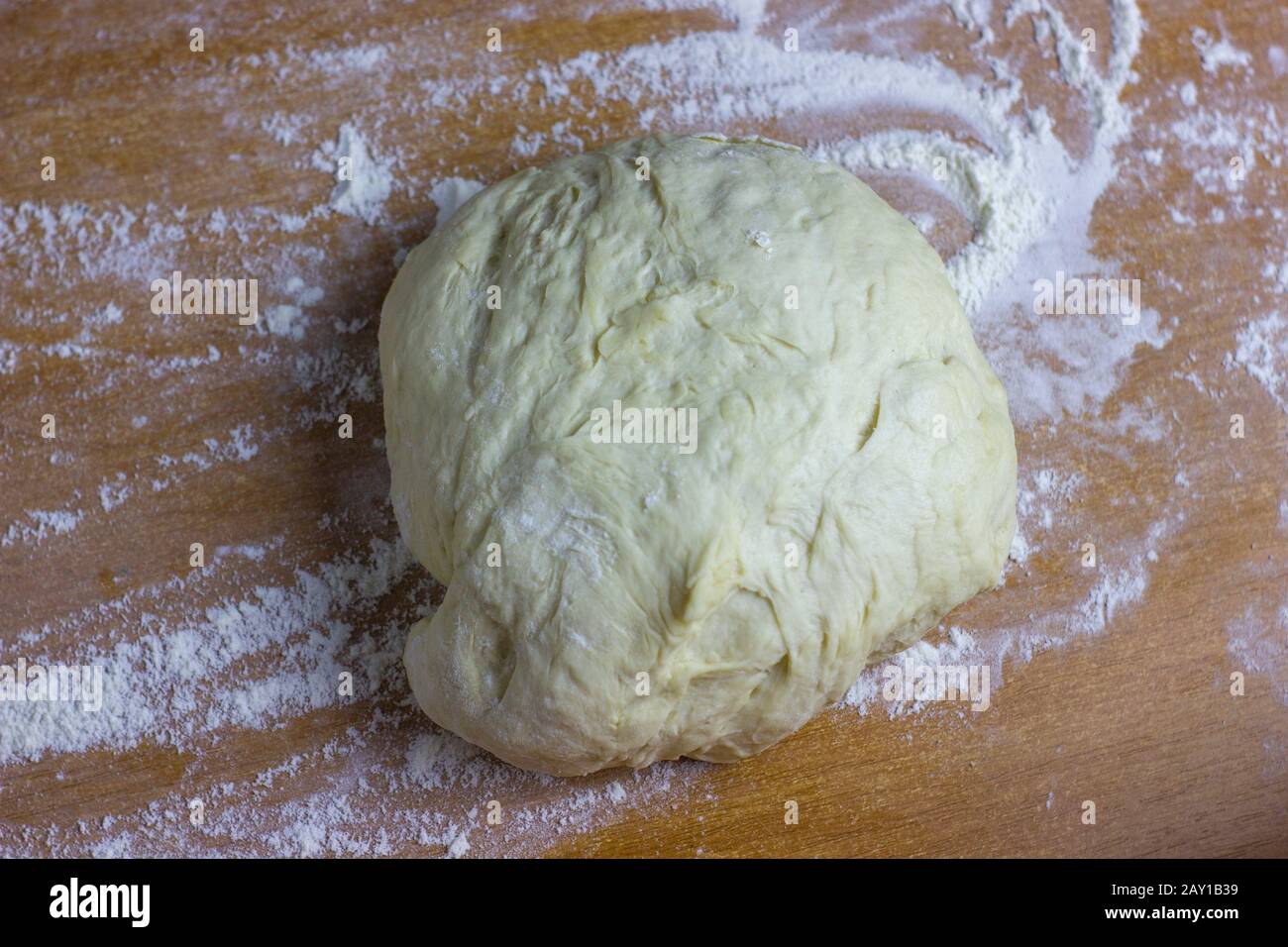 Palla di pasta sul tavolo cosparsa di farina. Pasta per dolci o pizza. Foto Stock