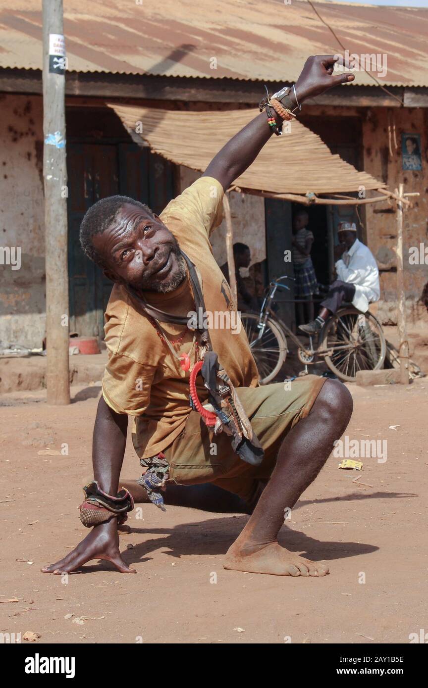 Kampala, Uganda - 3 febbraio 2015: Ritratto di un uomo nero di mezza età. Un uomo con disturbi mentali sta danzando in strada. Foto Stock