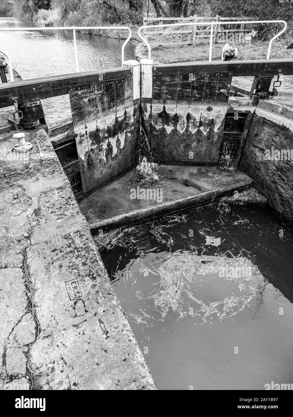 Fotografia in bianco e nero di Hungerford Lock, Kennet e Avon Canal, Berkshire, Inghilterra, Regno Unito, GB. Foto Stock