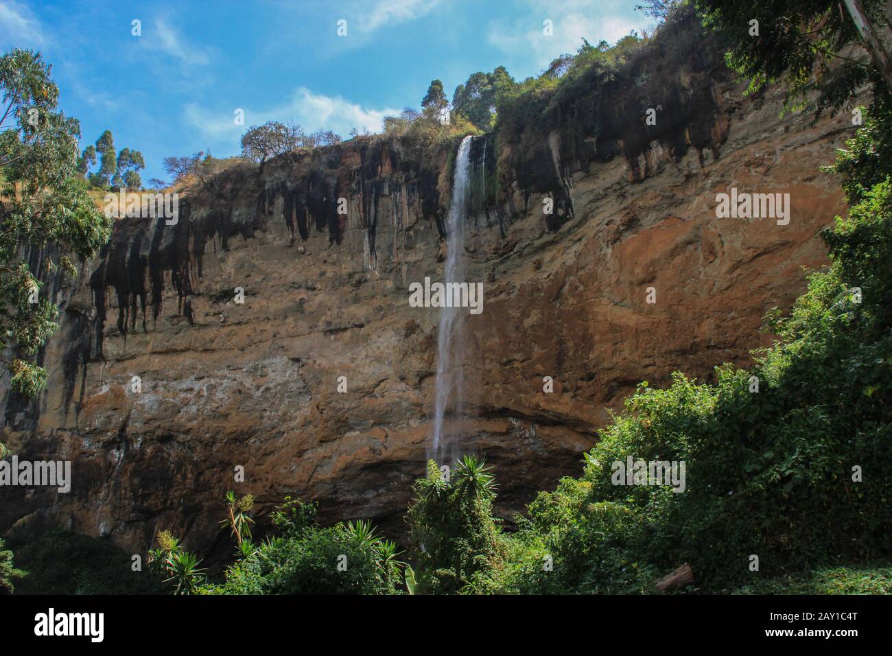 Alte e sottili cascate Sipi che scorrono tra le rocce in Uganda Foto Stock