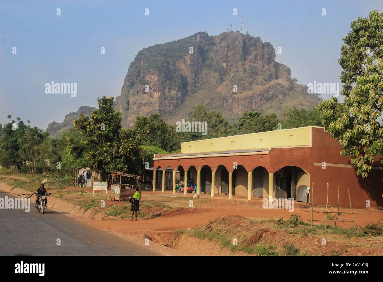 Mbale, Uganda - 2 febbraio 2016: La vita quotidiana sulla strada della città di confine ugandese di Mbale vicino al confine con il Kenya. Vista Del Monte Elgo Foto Stock