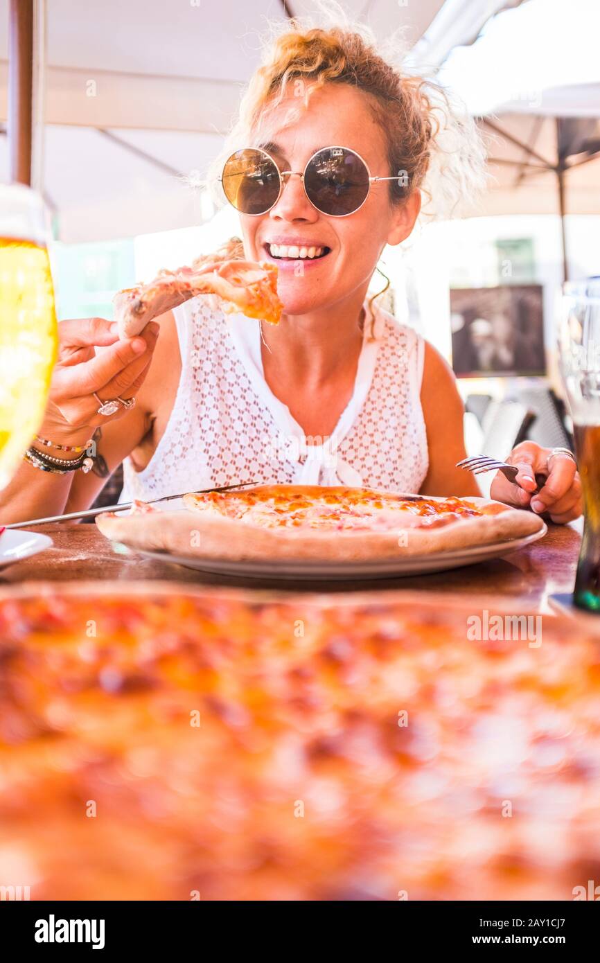 Bella ragazza di mezza età bella donna godendo gustosi italiano pizza naturale al ristorante pizzeria - la gente mangia tradizionale cibo italiano - Veg Foto Stock