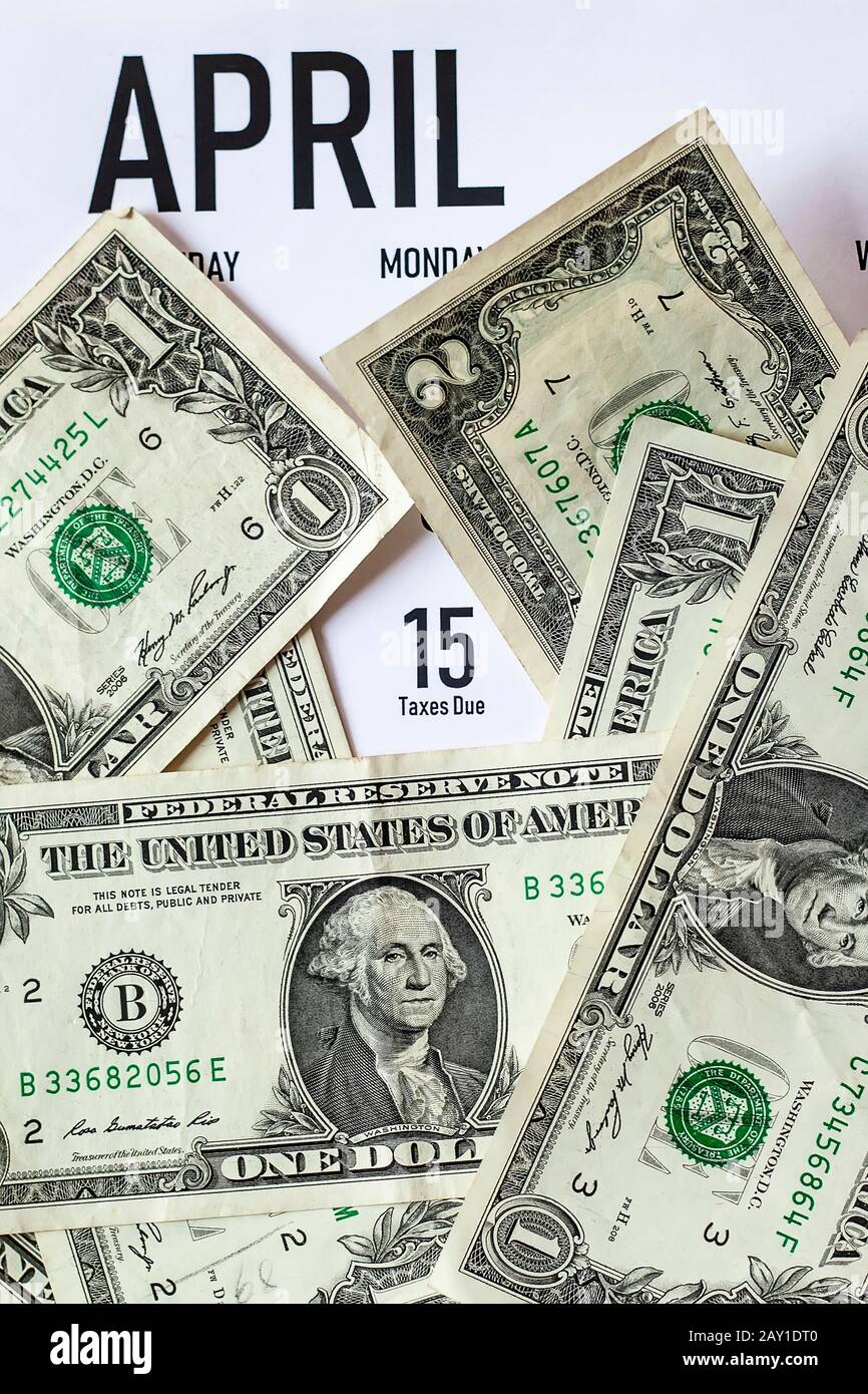 Giorno fiscale 2020 negli Stati Uniti. Calendario Fiscale 2020. Data E Scadenza imposte IRS importanti. Calendario coperto con dollari Foto Stock