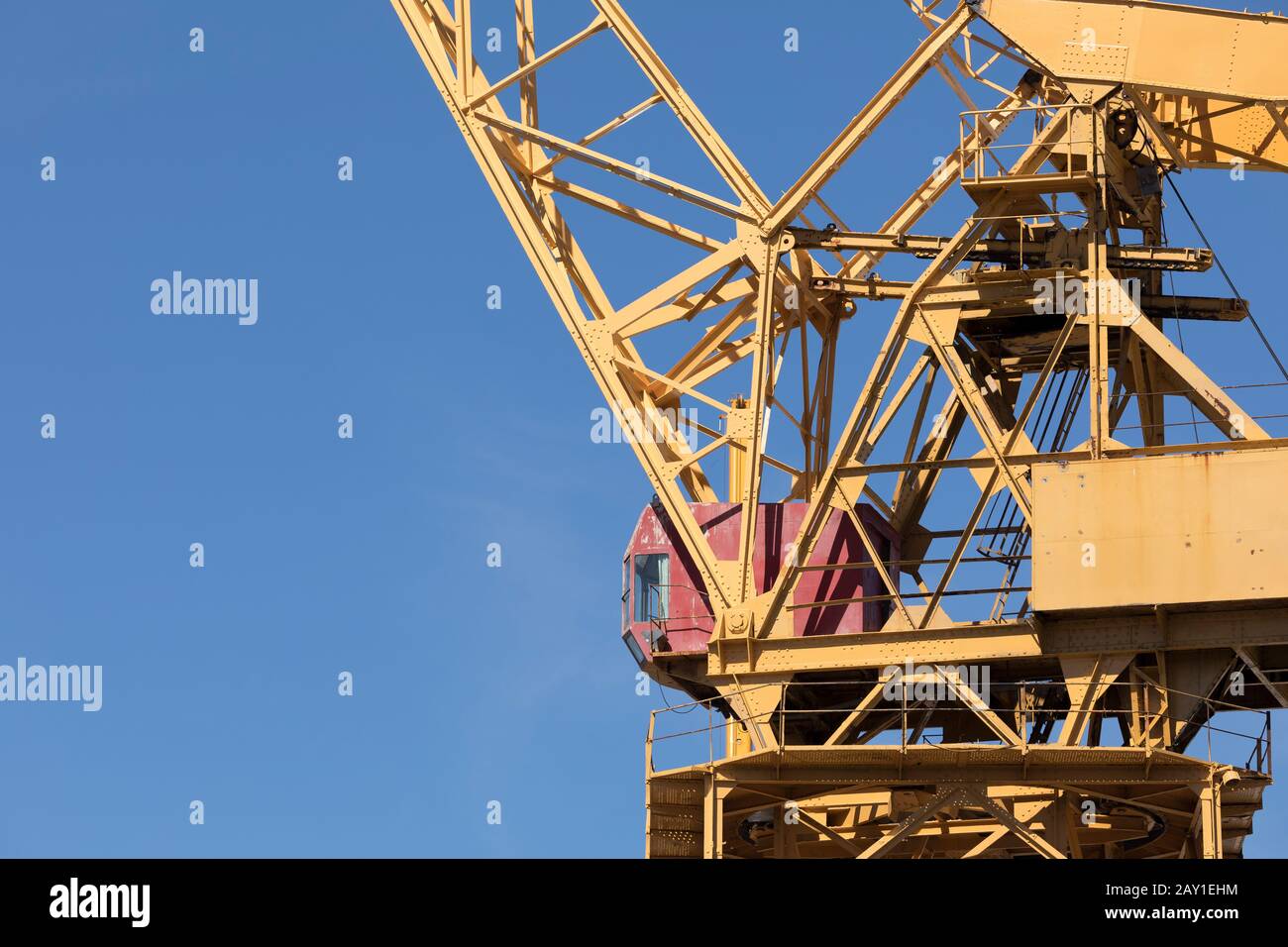 Enorme gru di metallo giallo che lavora di giorno nei cantieri navali del Porto di Cádiz, Andalucía, Spagna, vicino ad Astilleros Avenue Foto Stock