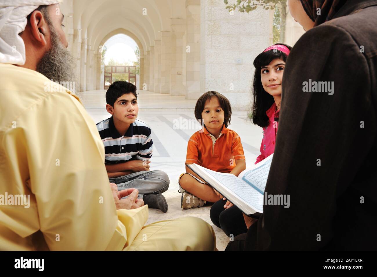 Educazione di gruppo degli alunni arabi musulmani Foto Stock