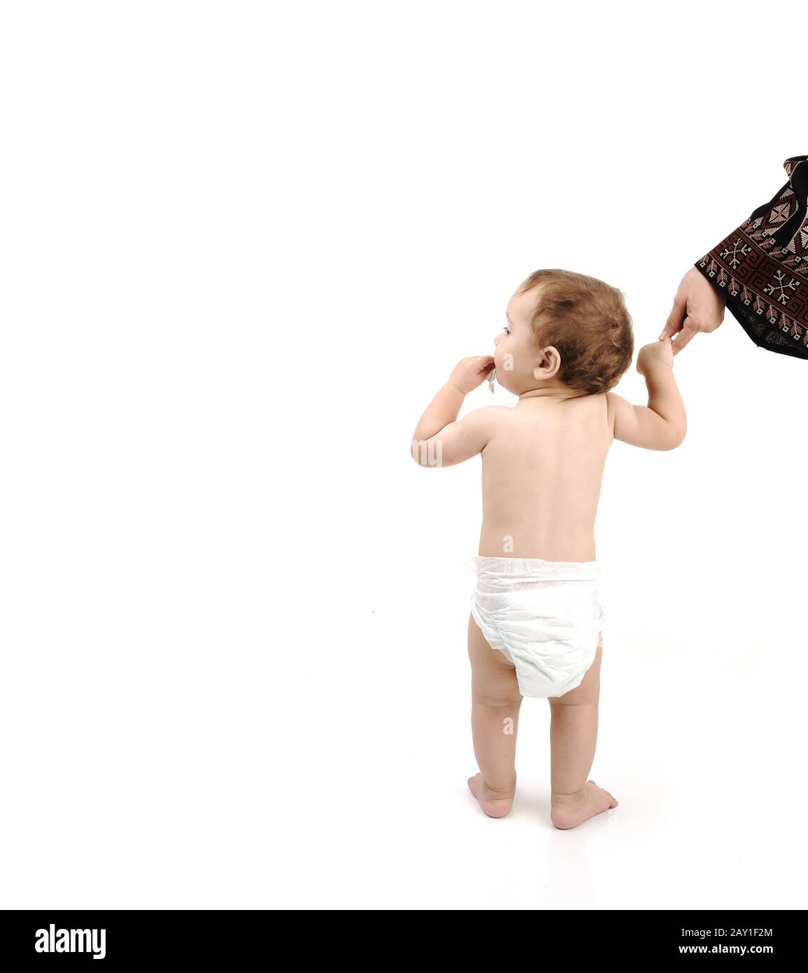 bambino con pannolino imparare a camminare con l'aiuto di sua madre,  isolato con grande spazio per la copia per il vostro messaggio Foto stock -  Alamy