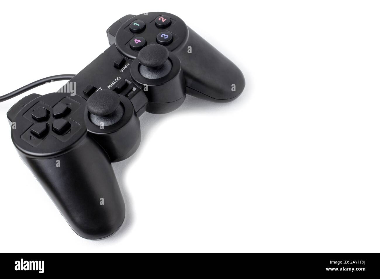 Joystick per la riproduzione della vista dall'alto isolato su sfondo bianco con posto per il testo. Telecomando nero per videogiochi Foto Stock