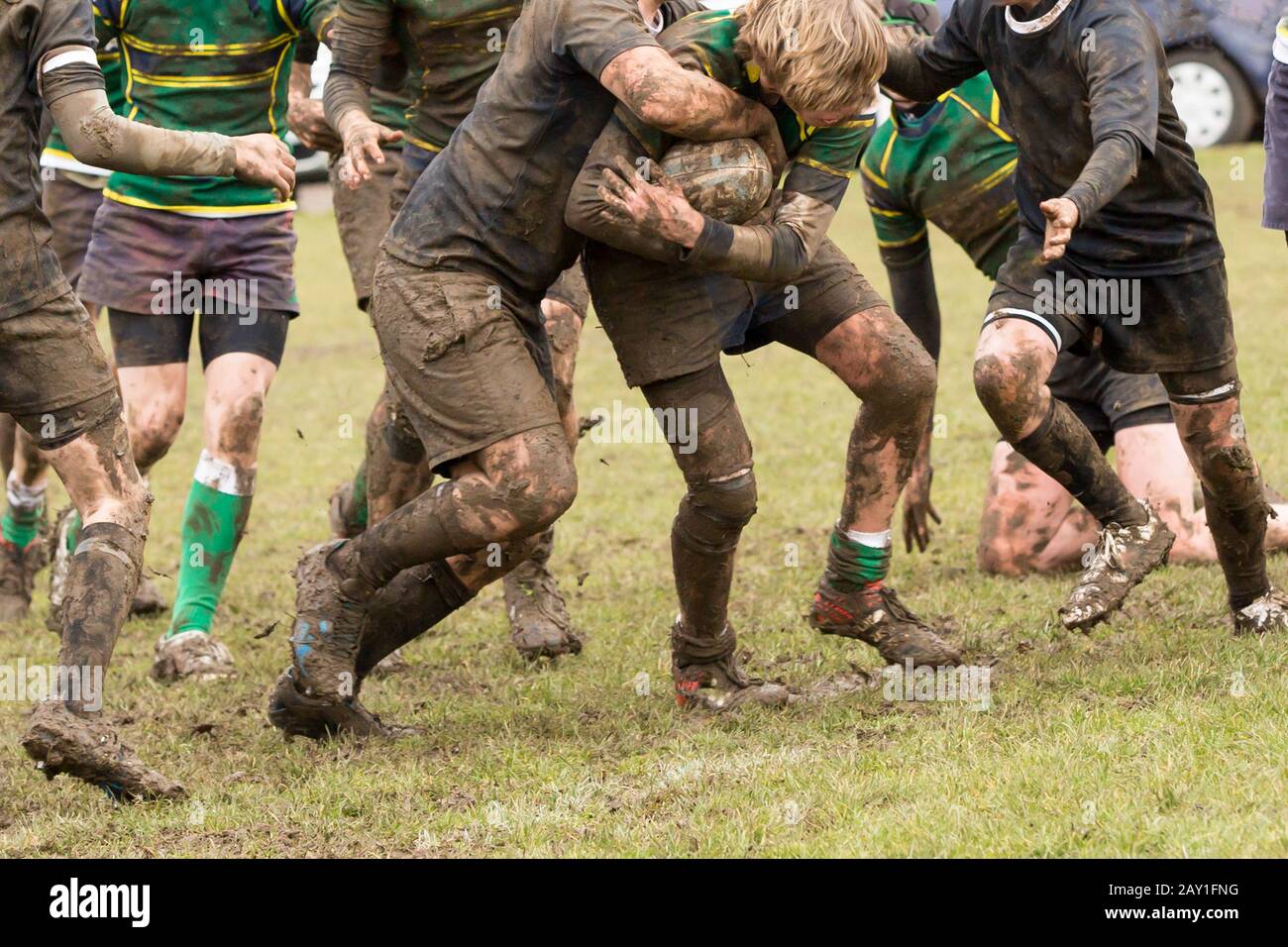 Il Rugby Tackle si svolge durante una partita di rugby estremamente fangosa  Foto stock - Alamy