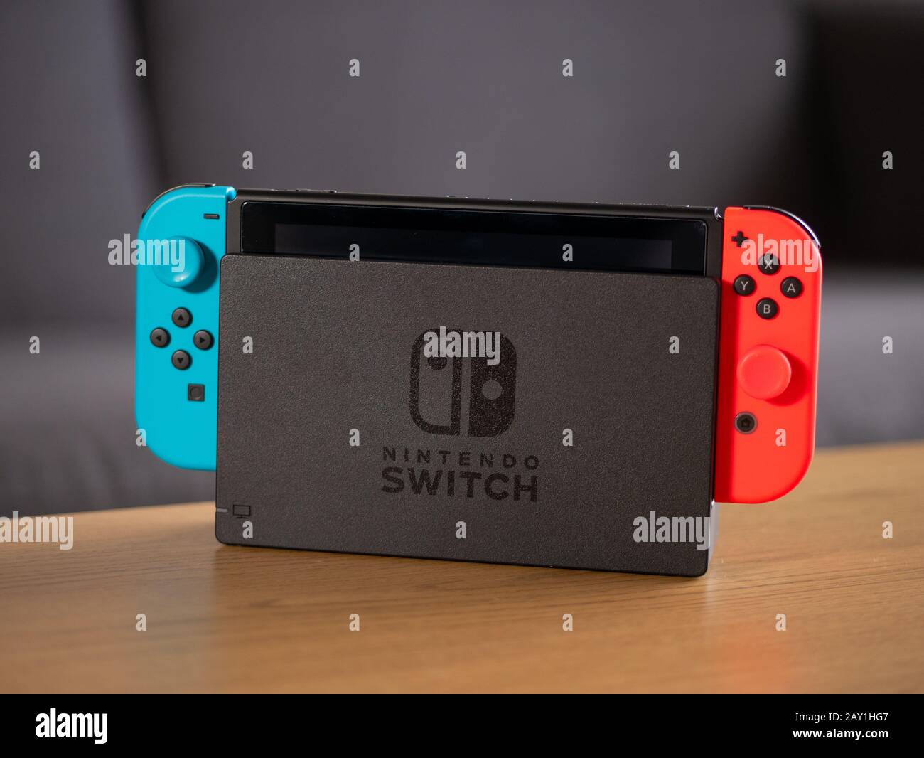 UK - Feb 2020: Console per videogiochi portatili Nintendo Switch Foto Stock