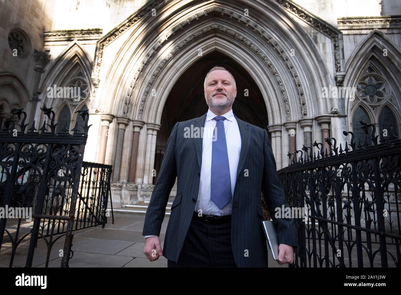 L'ex poliziotto Harry Miller al di fuori della High Court di Londra, prima della sentenza che i suoi presunti tweet "transfobici" erano legittimi e la risposta della polizia Humberside interferiva con il suo diritto alla libertà di espressione. Foto Stock