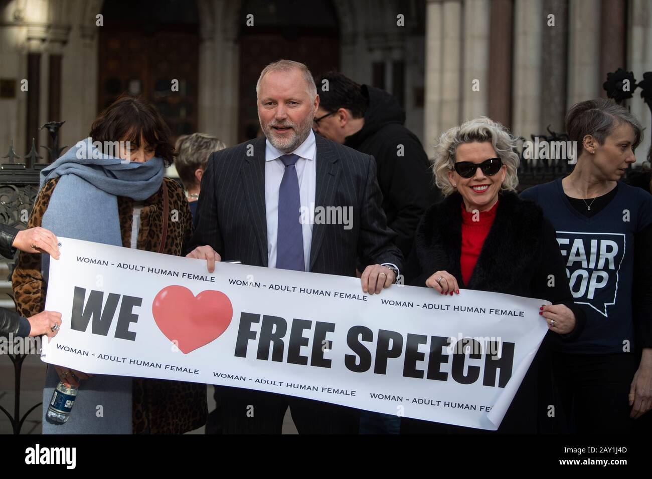 Ex poliziotto Harry Miller con sostenitori al di fuori della High Court, Londra, prima della sentenza che i suoi presunti tweet "transfobici" erano legittimi e la risposta della polizia Humberside interferiva con il suo diritto alla libertà di espressione. Foto Stock