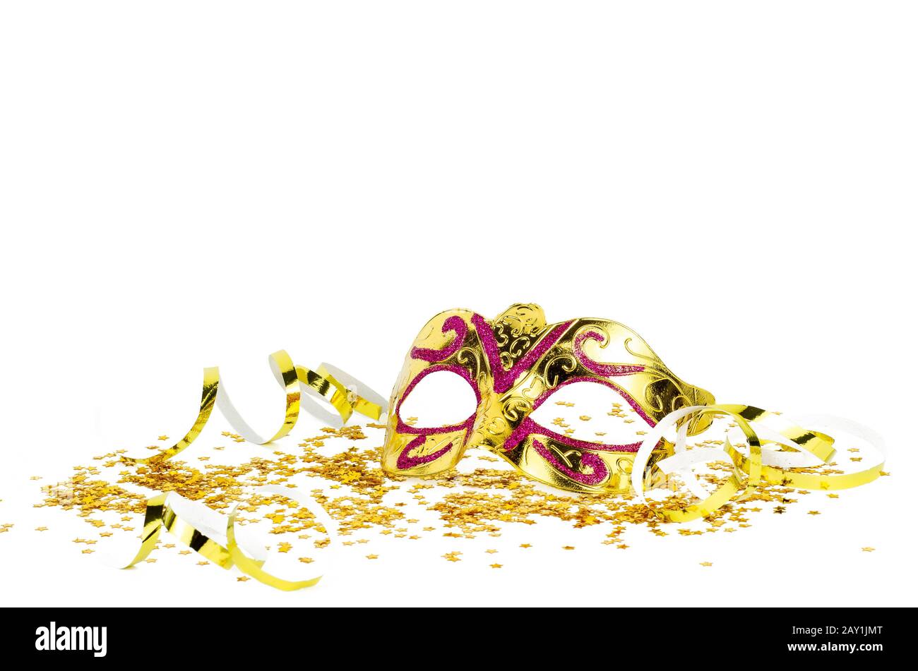 Golden Mask E Party Streamers Isolati Su Sfondo Bianco Foto Stock