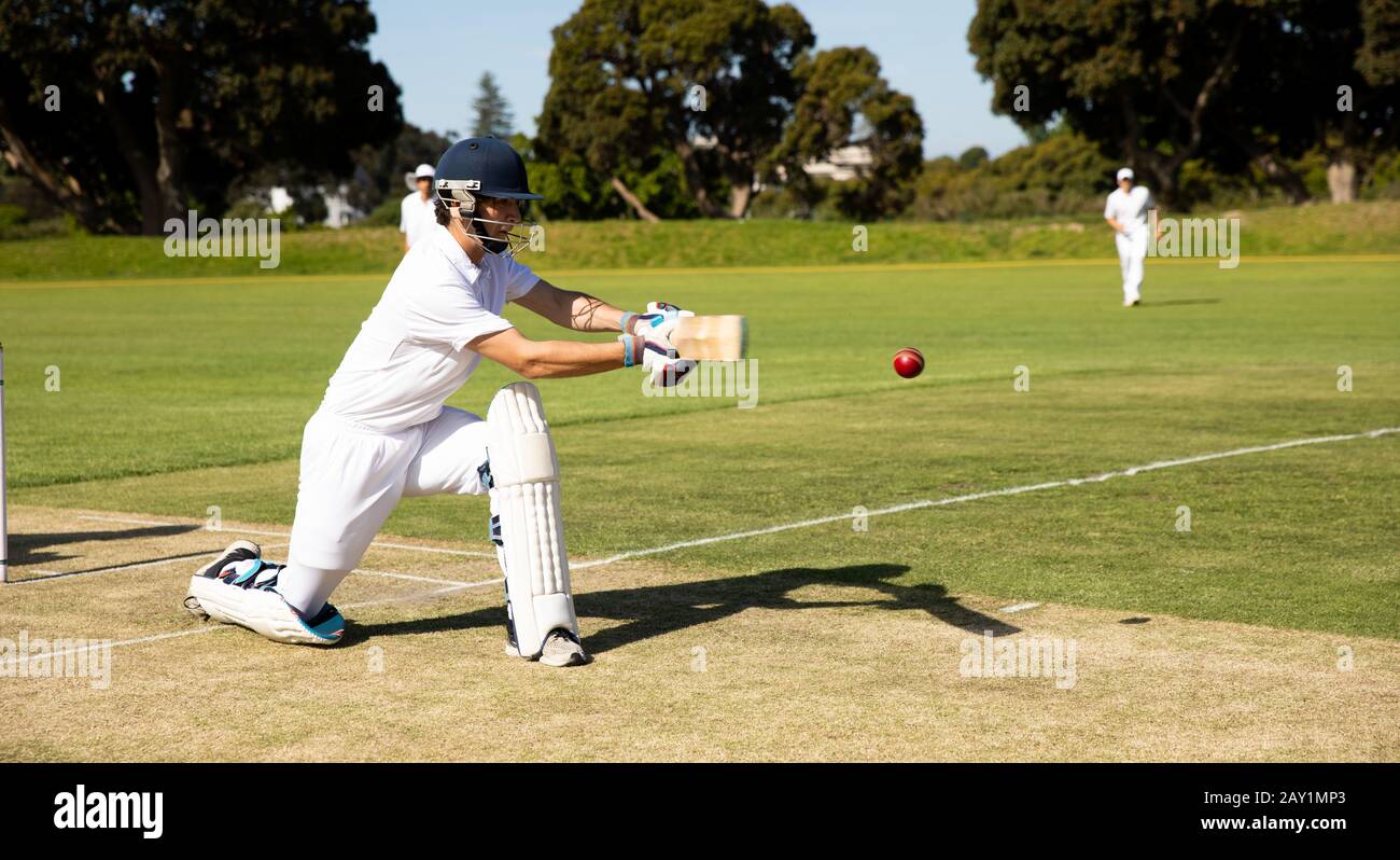 Giocatore di cricket che spara nella palla Foto Stock