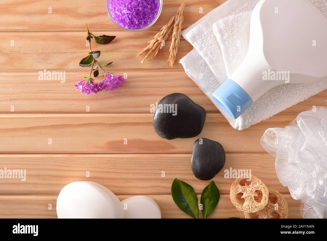 Prodotti per l'igiene del bagno su tavola di legno. Vista dall'alto. Composizione orizzontale. Foto Stock