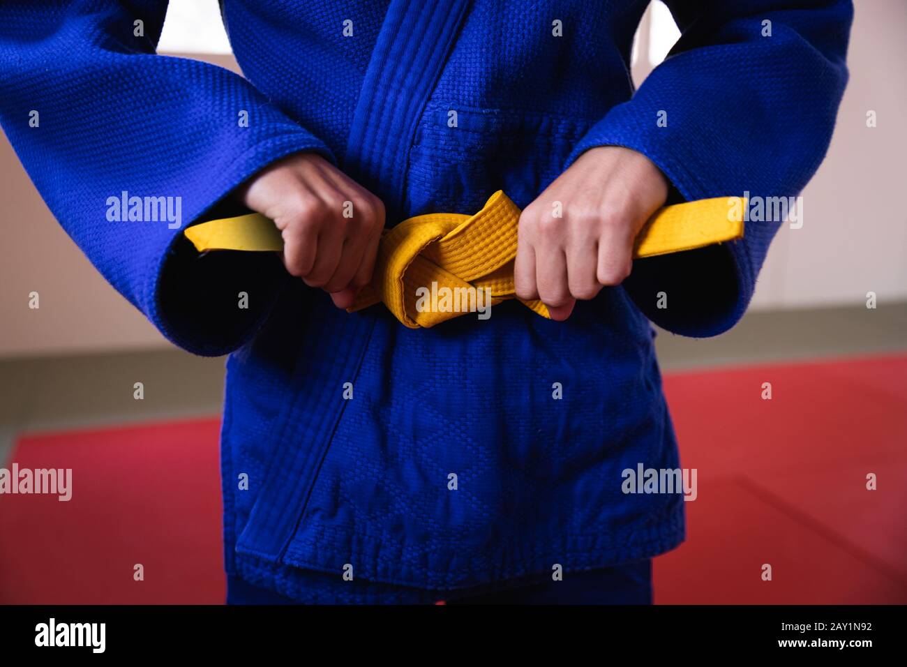 Judoka mettere sulla cintura gialla Foto Stock
