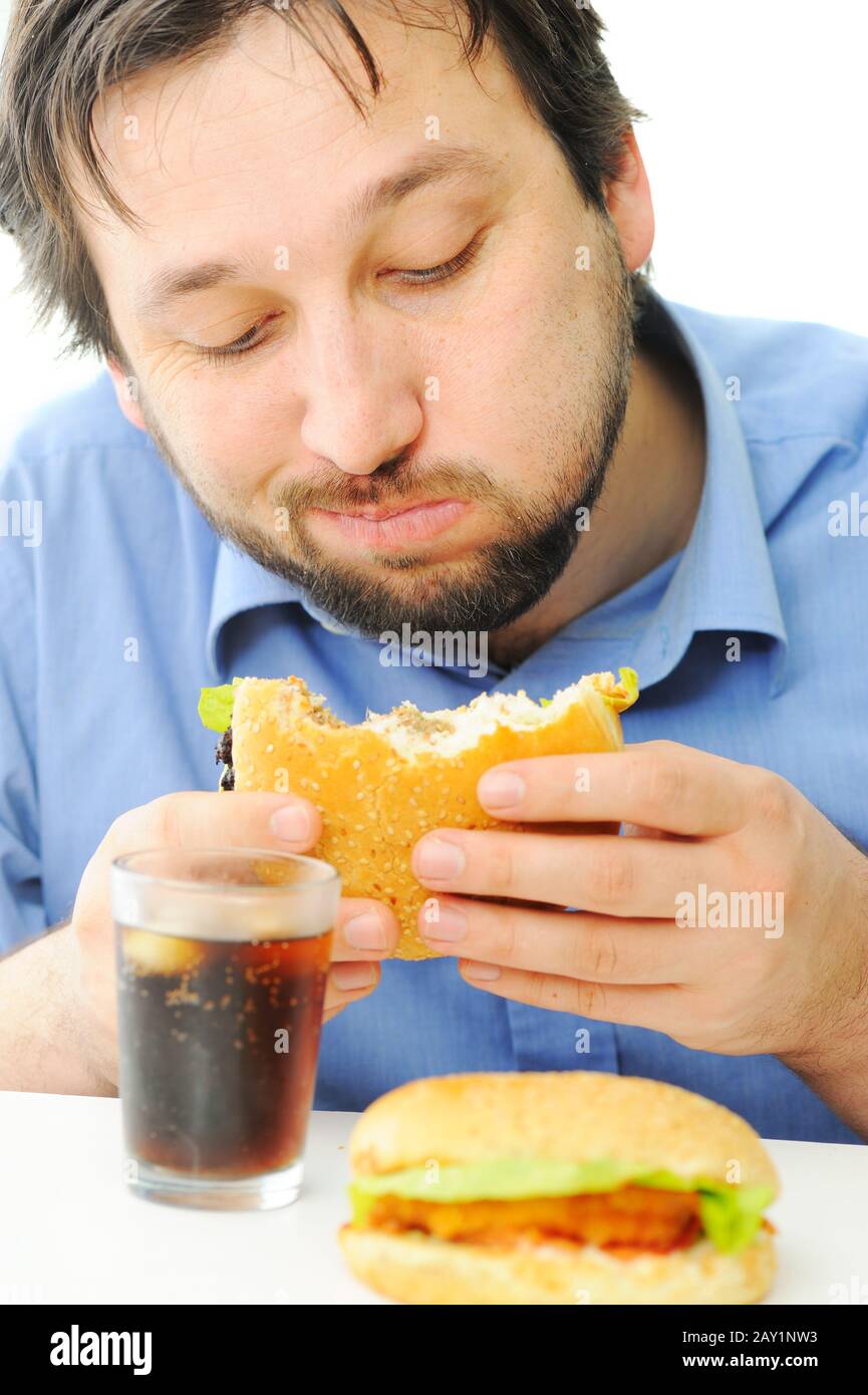 Bell'uomo che si gode hamburger e coke Foto stock - Alamy