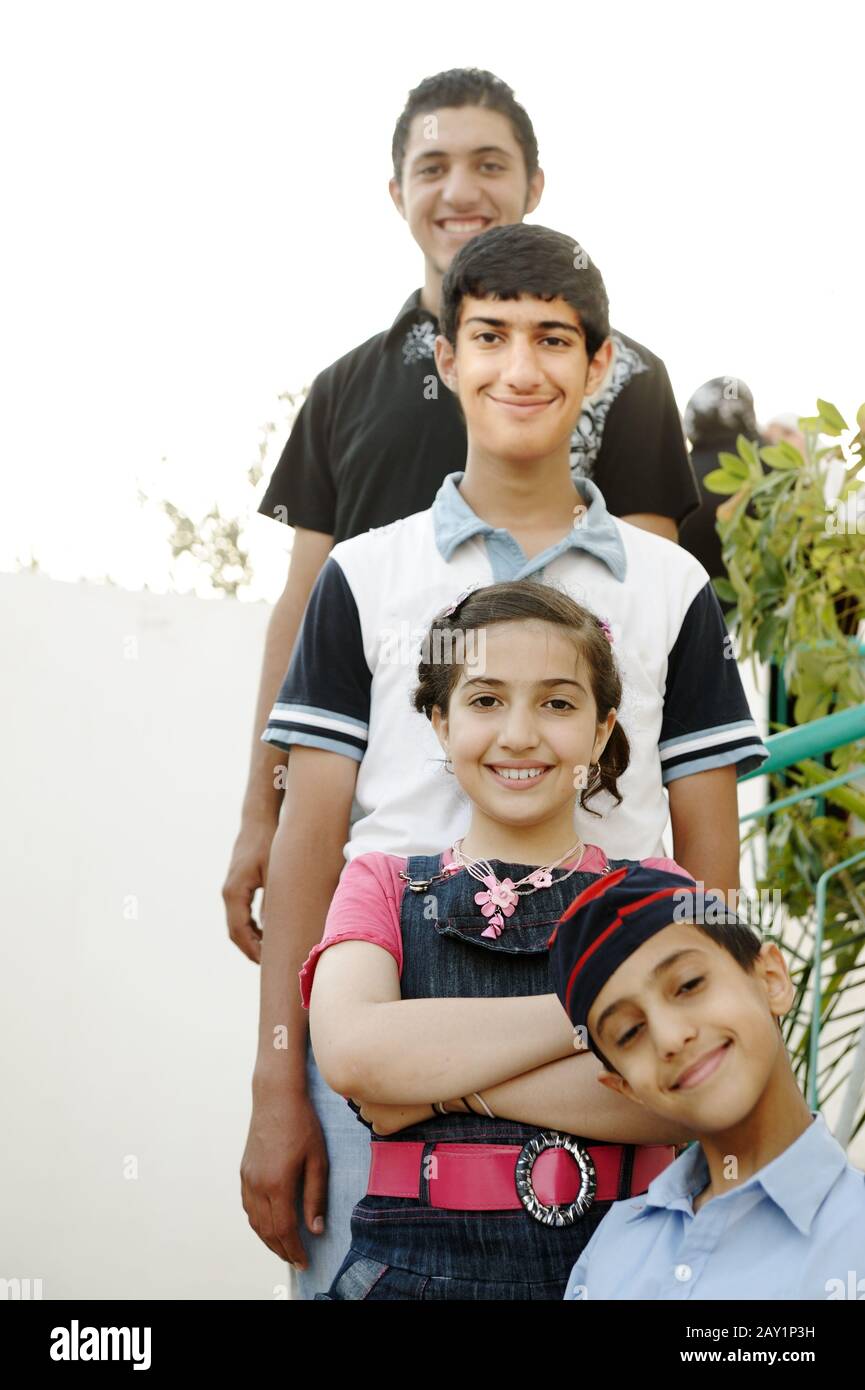 Gruppo di bambini felici su scalini Foto Stock