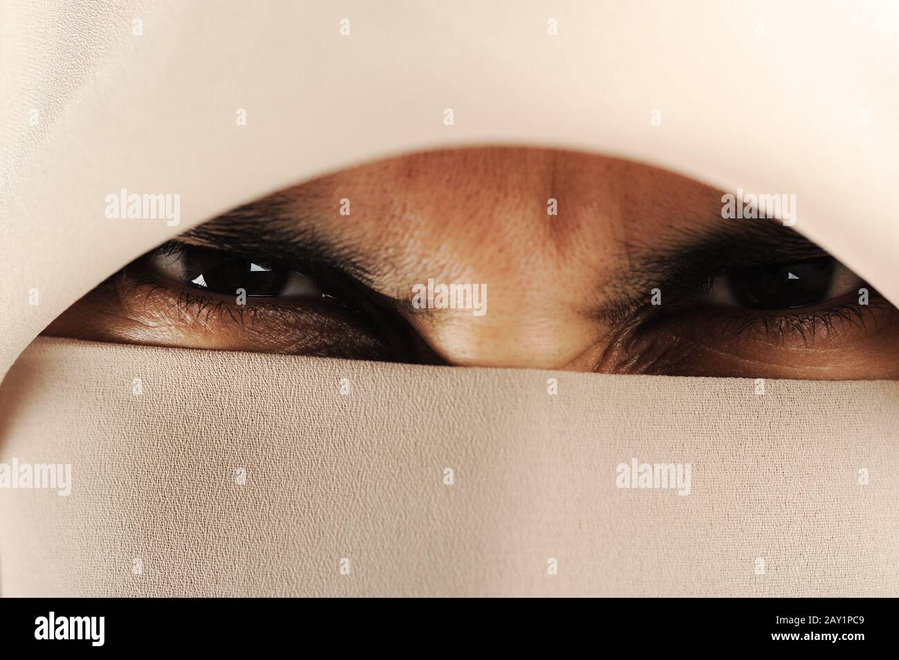 Primo piano di una donna con hijab Foto Stock