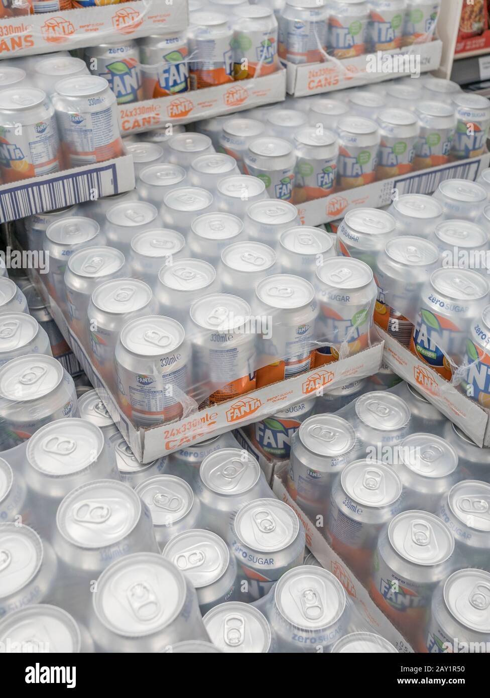 Impila 24 scatole di cartone di Fanta Zero Sugar soft drink in esposizione nel supermercato britannico. Soddisfare le richieste di bevande zuccherate dietetiche, problemi di assunzione di zucchero Foto Stock