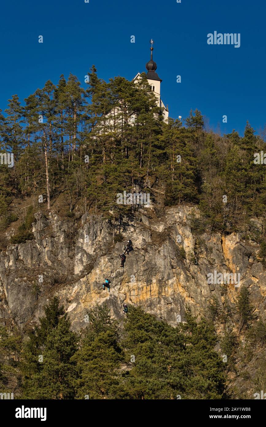 Arrampicatori sulla strada per la chiesa Foto Stock