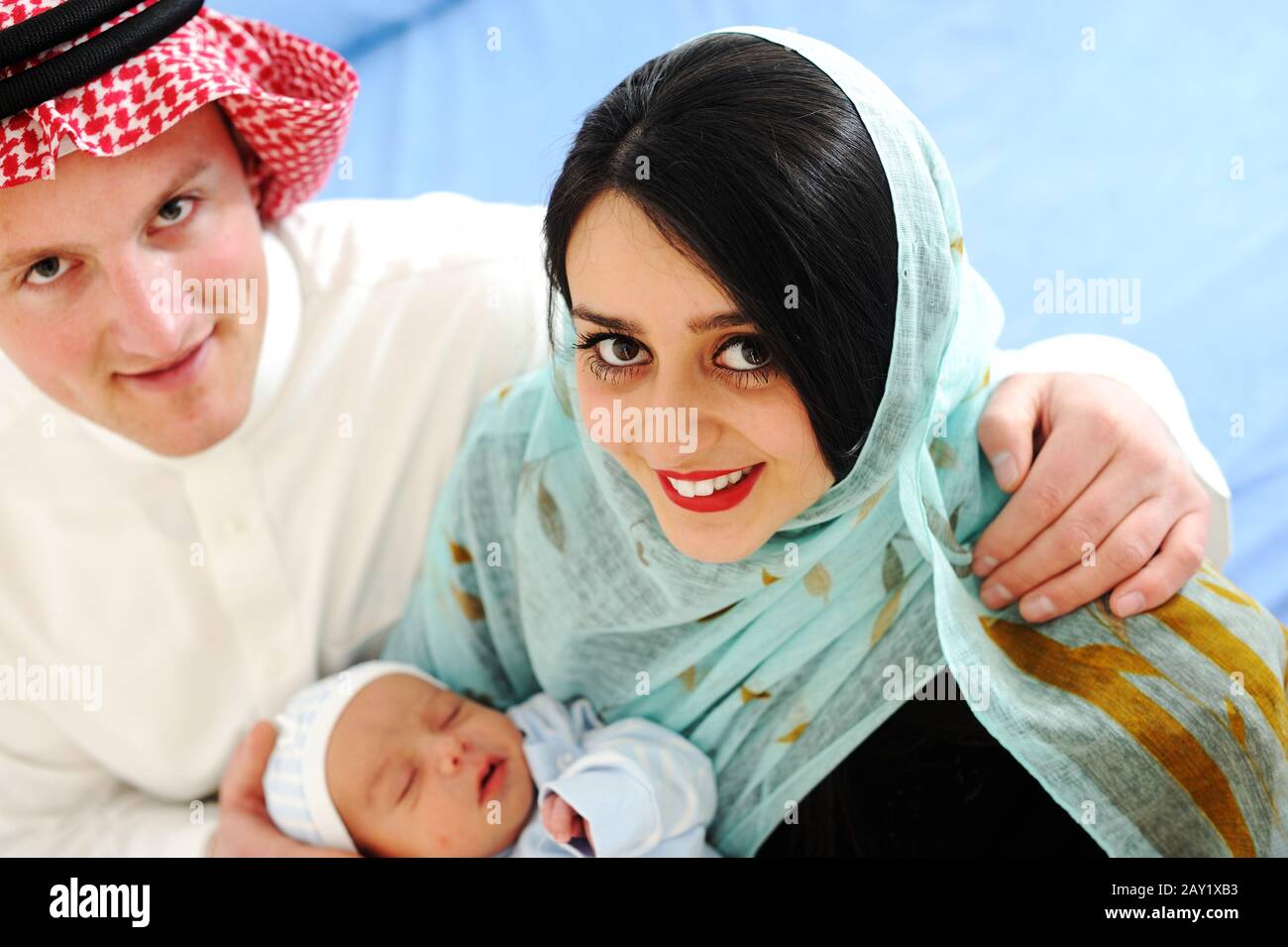 Coppia musulmana araba con nuovo bambino a casa Foto Stock